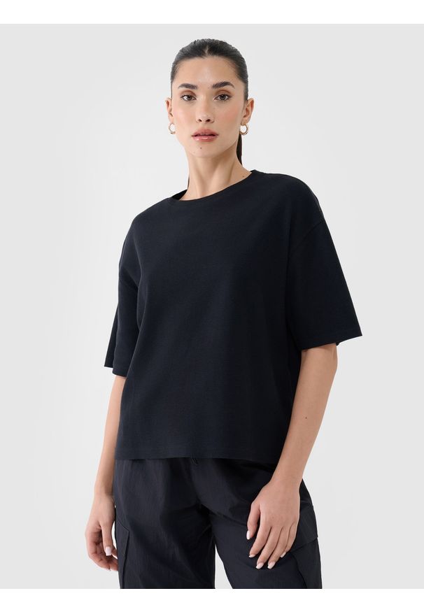 4f - 4F T-shirt regular z waflowej dzianiny damski - czarny S. Okazja: na co dzień. Kolor: czarny. Materiał: dzianina. Długość rękawa: krótki rękaw. Długość: krótkie. Wzór: kratka. Styl: klasyczny, casual, sportowy