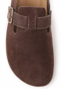 Renee - Brązowe Klapki Typu Chodaki z Zamszu Naturalnego z Klamrą Meridnore. Kolor: brązowy. Materiał: zamsz. Sezon: lato. Styl: elegancki #6