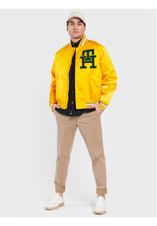 TOMMY HILFIGER - Tommy Hilfiger Kurtka bomber Varsity MW0MW29017 Żółty Regular Fit. Kolor: żółty. Materiał: syntetyk