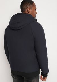 Born2be - Granatowa Kurtka z Odpinanym Kapturem i Ściągaczami Hediena. Okazja: na co dzień, na spotkanie biznesowe. Kolor: niebieski. Materiał: jeans. Styl: sportowy, biznesowy, elegancki, casual