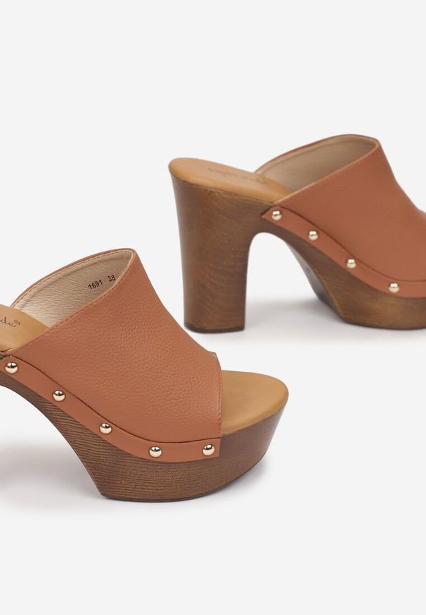 Renee - Brązowe Klapki na Platformie z Ozdobnymi Nitami i Szerokim Paskiem Bice. Kolor: brązowy. Materiał: skóra ekologiczna. Sezon: wiosna, lato. Obcas: na platformie