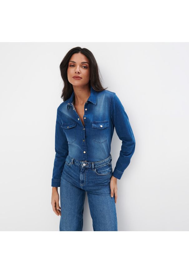 Mohito - Jeansowa koszula - Niebieski. Kolor: niebieski. Materiał: jeans