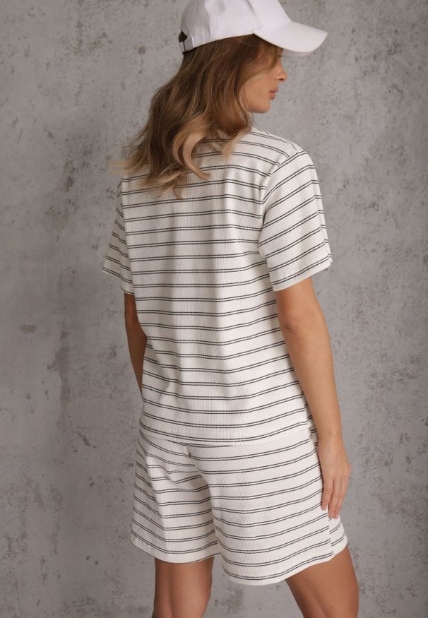 Renee - Biało-Czarny T-shirt z Bawełny Ozdobiony Poziomymi Paskami Nautida. Okazja: na co dzień. Kolor: czarny. Materiał: bawełna. Wzór: aplikacja. Styl: casual