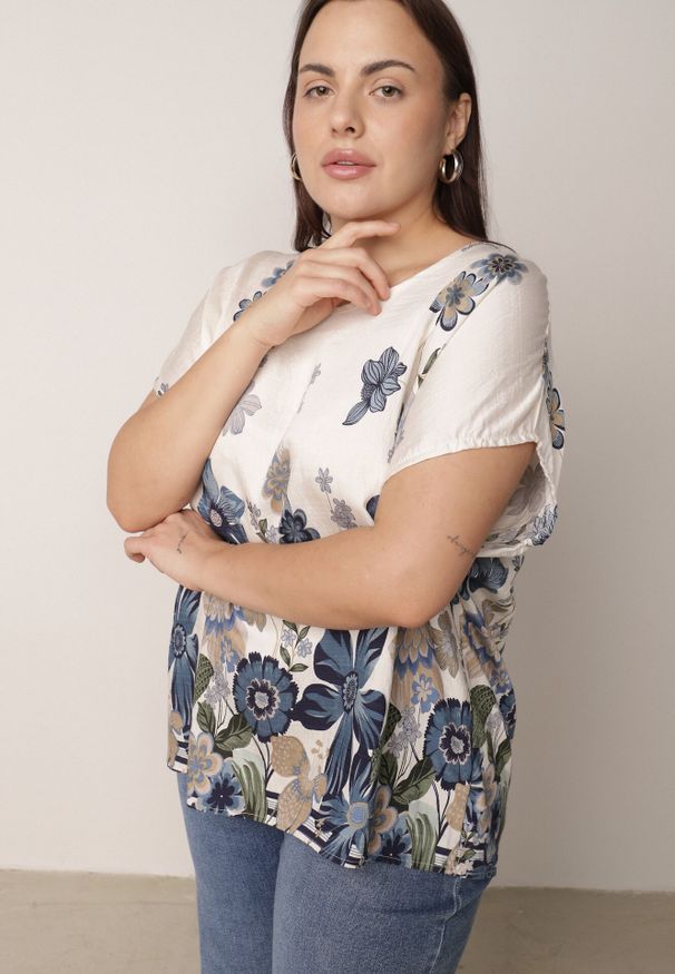 Born2be - Niebieska Wiskozowa Bluzka w Kwiaty Talina. Okazja: na co dzień. Kolor: niebieski. Materiał: wiskoza. Wzór: kwiaty. Styl: elegancki, casual, klasyczny