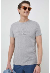 TOMMY HILFIGER - Tommy Hilfiger t-shirt bawełniany kolor szary z nadrukiem. Kolor: szary. Materiał: bawełna. Wzór: nadruk #1