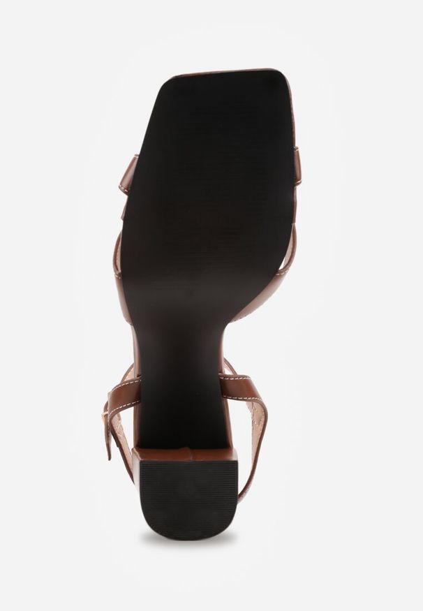 Renee - Brązowe Sandały na Słupkowym Obcasie z Kwadratowym Noskiem i Aplikacją Krisela. Kolor: brązowy. Wzór: aplikacja. Obcas: na obcasie. Wysokość obcasa: średni