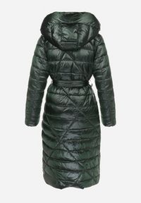 Born2be - Ciemnozielona Kurtka za Kolano z Wiązanym Paskiem i Kapturem Chlyrie. Kolor: zielony. Materiał: materiał. Długość: długie. Sezon: zima, jesień #7