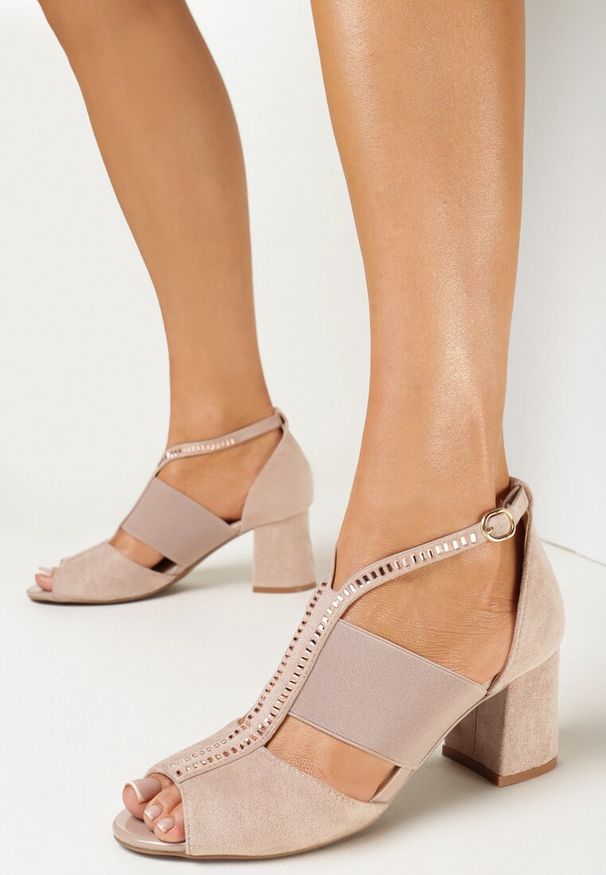 Born2be - Beżowe Sandały Peep Toe z Imitacji Zamszu Zdobione Cyrkoniami Weslie. Nosek buta: otwarty. Kolor: beżowy. Materiał: zamsz. Wzór: aplikacja