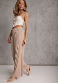 Renee - Beżowe Szerokie Spodnie High Waist z Prążkowanej Tkaniny z Ozdobnym Guzikiem Dalifa. Stan: podwyższony. Kolekcja: plus size. Kolor: beżowy. Materiał: tkanina, prążkowany. Długość: krótkie. Styl: glamour #1