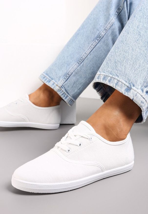 Born2be - Białe Tenisówki z Krótkim Sznurowaniem Aimena. Kolor: biały