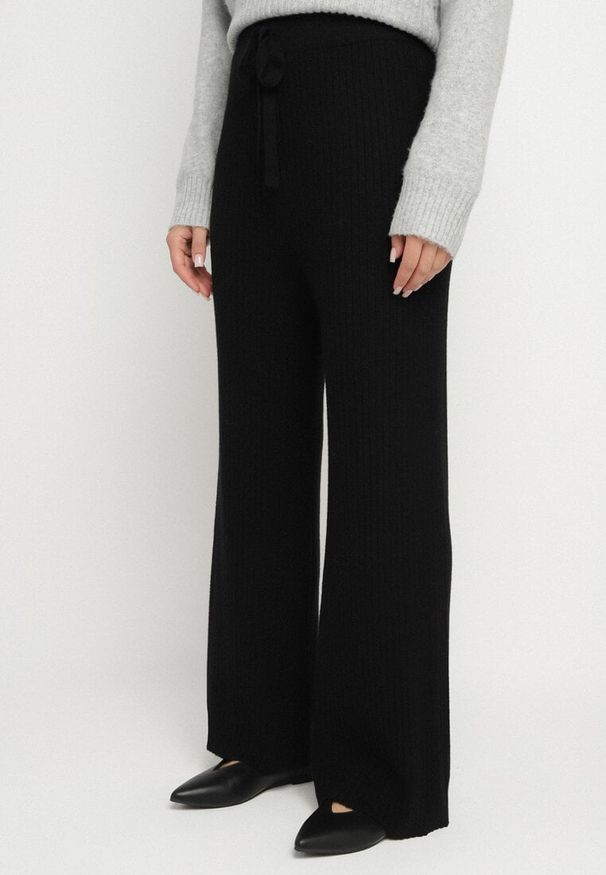 Born2be - Czarne Szerokie Spodnie High Waist z Wiskozą z Gumką w Pasie Essica. Okazja: na co dzień. Stan: podwyższony. Kolor: czarny. Materiał: wiskoza. Wzór: aplikacja. Styl: elegancki, casual