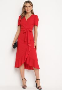 Born2be - Czerwona Sukienka Taliowana z Kopertowym Dekoltem i Falbanką Tatania. Okazja: na co dzień. Kolor: czerwony. Długość rękawa: krótki rękaw. Typ sukienki: kopertowe. Styl: casual, elegancki, klasyczny #1