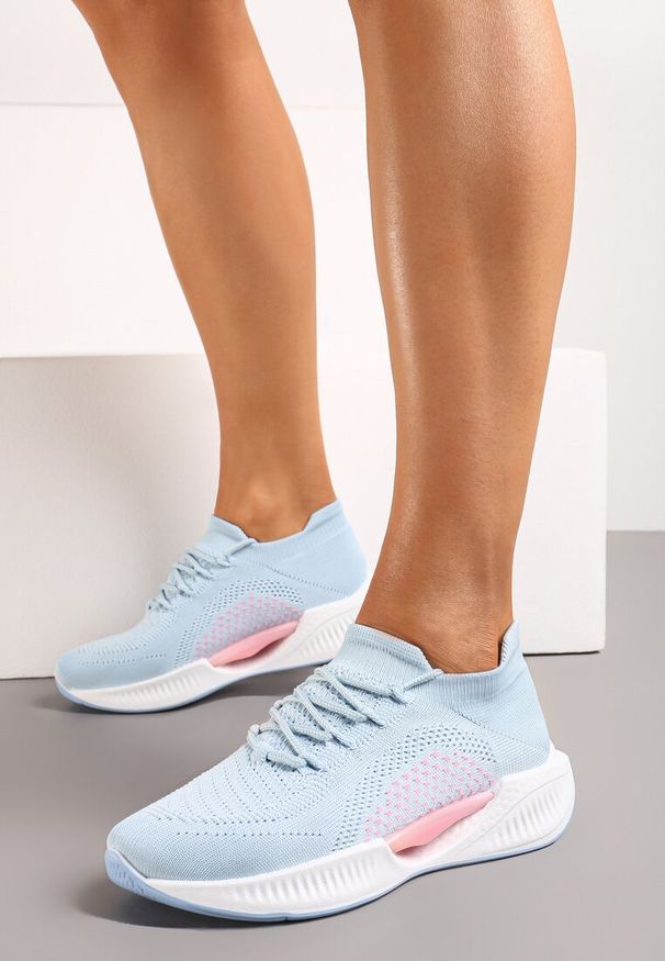 Renee - Niebieskie Wsuwane Buty Sportowe z Elastyczną Cholewką i Ozdobną Podeszwą Instonia. Nosek buta: okrągły. Zapięcie: bez zapięcia. Kolor: niebieski. Materiał: materiał. Szerokość cholewki: normalna. Obcas: na obcasie. Wysokość obcasa: niski