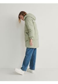 Reserved - Długa kurtka z kapturem - jasnozielony. Typ kołnierza: kaptur. Kolor: zielony. Materiał: tkanina. Długość: długie #1