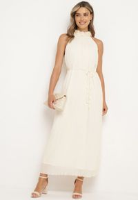 Born2be - Jasnobeżowa Sukienka z Ozdobnymi Aplikacjami i Dekoltem Halter z Materiałowym Paskiem Dimnatti. Okazja: na co dzień. Typ kołnierza: dekolt halter. Kolor: beżowy. Materiał: materiał. Wzór: aplikacja. Styl: casual, klasyczny #6