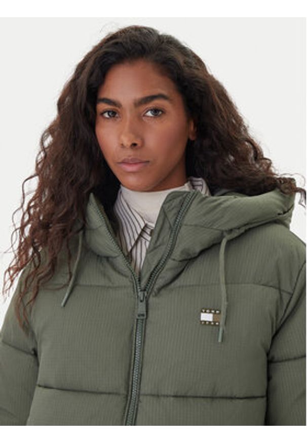 Tommy Jeans Kurtka zimowa DW0DW21625 Zielony Regular Fit. Kolor: zielony. Materiał: syntetyk. Sezon: zima