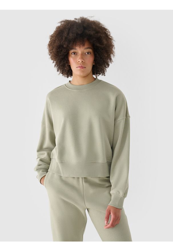 4f - 4F Bluza dresowa oversize nierozpinana bez kaptura damska - oliwkowa XL. Okazja: na co dzień. Typ kołnierza: bez kaptura. Kolor: oliwkowy, brązowy, wielokolorowy. Materiał: dresówka. Wzór: gładki, ze splotem. Styl: klasyczny, sportowy, casual