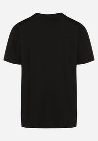 Born2be - Czarny Klasyczny T-shirt z Bawełny z Dużym Nadrukiem Gunelia. Okazja: na co dzień. Kolor: czarny. Materiał: bawełna. Wzór: nadruk. Styl: klasyczny #7