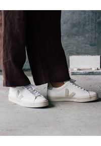 Veja - VEJA - Białe sneakersy Campo. Kolor: biały. Materiał: jeans, guma, zamsz. Wzór: gładki #4