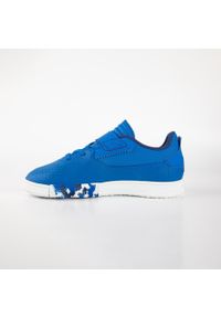 KIPSTA - Buty do street soccera dla dzieci Imviso Barrio Kid. Kolor: biały, wielokolorowy, niebieski. Szerokość cholewki: normalna. Sport: piłka nożna
