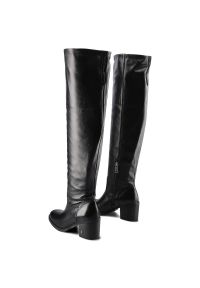 Czarne Kozaki Carinii Damskie Eleganckie Obuwie. Okazja: na randkę, na spotkanie biznesowe, do pracy. Kolor: czarny. Szerokość cholewki: normalna. Wzór: jednolity. Materiał: dzianina, skóra. Sezon: zima, jesień. Obcas: na obcasie. Styl: elegancki. Wysokość obcasa: średni #8