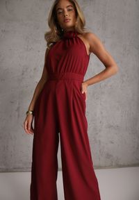 Renee - Bordowy Elegancki Kombinezon z Górą Halter Ozdobioną Różą 3D Dephousa. Kolor: czerwony. Wzór: aplikacja. Styl: elegancki #4