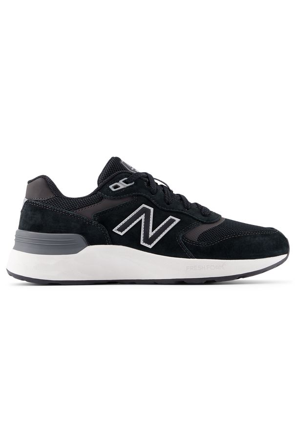 Buty damskie New Balance WW880BB7 – czarne. Okazja: na co dzień, na spacer. Kolor: czarny. Materiał: skóra, materiał, guma, syntetyk. Szerokość cholewki: normalna. Sport: turystyka piesza, fitness