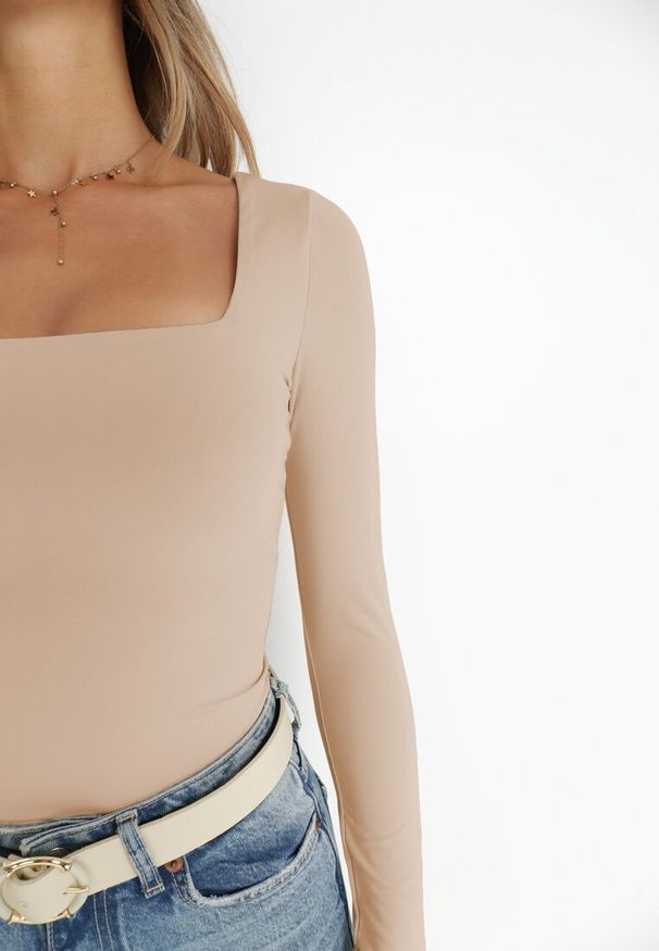 Born2be - Beżowa Bluzka Alexusi. Typ kołnierza: dekolt kwadratowy. Kolor: beżowy. Materiał: dzianina. Długość rękawa: długi rękaw. Długość: długie. Wzór: gładki. Styl: elegancki