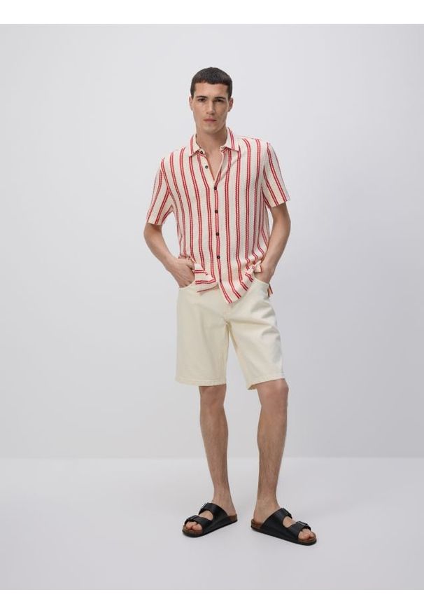 Reserved - Jeansowe szorty straight - złamana biel. Materiał: jeans