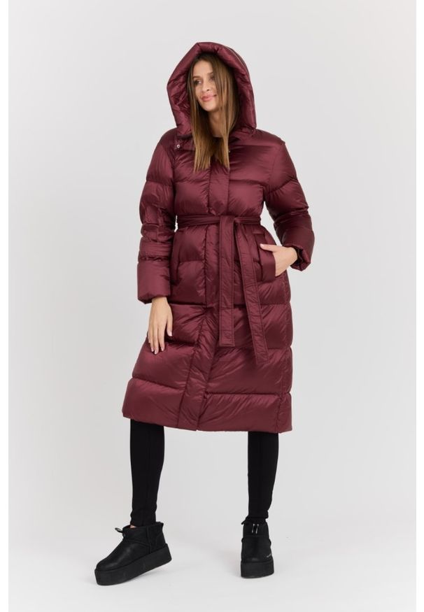Hetrego - HETREGO Bordowy damski puchowy płaszcz Karen Woman Quilted Coat, Rozmiar 42 EU - 46 IT. Kolor: czerwony. Materiał: puch. Długość rękawa: długi rękaw. Długość: do kolan. Sezon: zima. Styl: elegancki, klasyczny