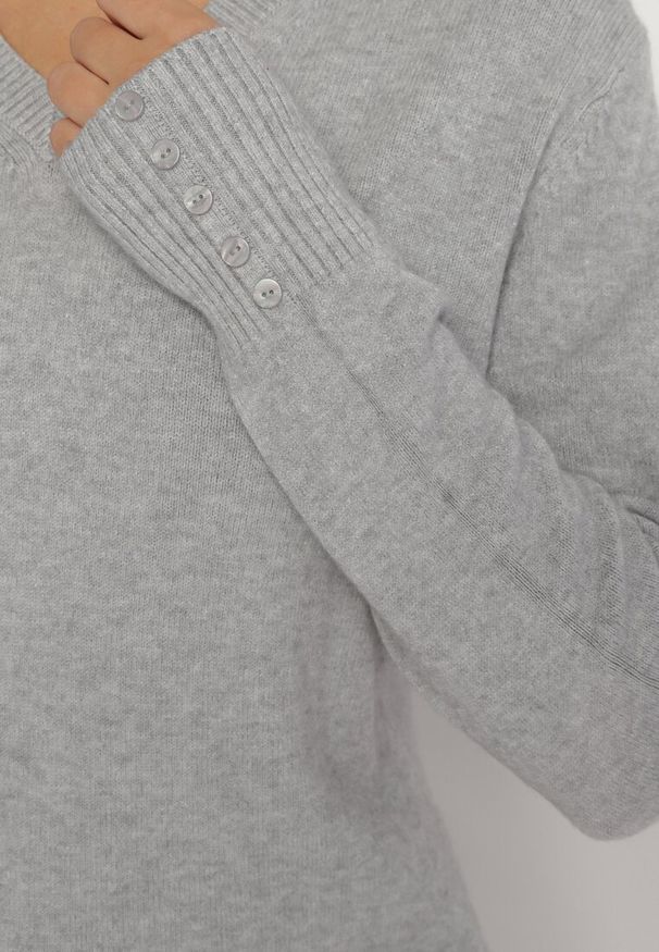 Born2be - Szary Sweter z Bawełną i Wiskozą z Guzikami przy Rękawach Nareliss. Okazja: na co dzień. Kolor: szary. Materiał: bawełna, wiskoza. Styl: elegancki, casual
