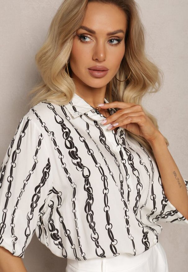 Renee - Biała Koszula we Wzór w Łańcuchy z Bawełny i Wiskozy Brilenia. Okazja: na co dzień, na spotkanie biznesowe. Typ kołnierza: kołnierzyk klasyczny, dekolt w kształcie V. Kolor: biały. Materiał: bawełna, wiskoza. Styl: biznesowy, klasyczny, elegancki, casual