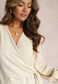 Renee - Jasnobeżowa Bluzka o Kopertowym Kroju Wiązana w Talii Yalela. Okazja: na co dzień. Typ kołnierza: dekolt w kształcie V. Kolor: beżowy. Materiał: jeans. Długość rękawa: długi rękaw. Długość: długie. Styl: klasyczny, casual #4