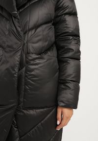 Born2be - Czarna Kurtka z Pikowanymi Przeszyciami Kapturem i Asymetrycznym Zapięciem Hedirida. Okazja: na co dzień, do pracy, na spotkanie biznesowe. Kolor: czarny. Materiał: jeans, zamsz, dzianina. Styl: biznesowy, klasyczny, casual, elegancki #4