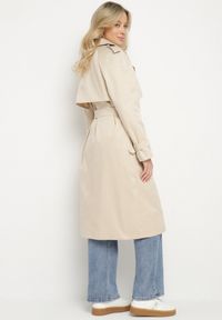 Born2be - Beżowy Długi Płaszcz Trencz o Klasycznym Fasonie z Paskiem Nasde. Okazja: na co dzień. Kolor: beżowy. Materiał: jeans. Długość: długie. Styl: klasyczny #6