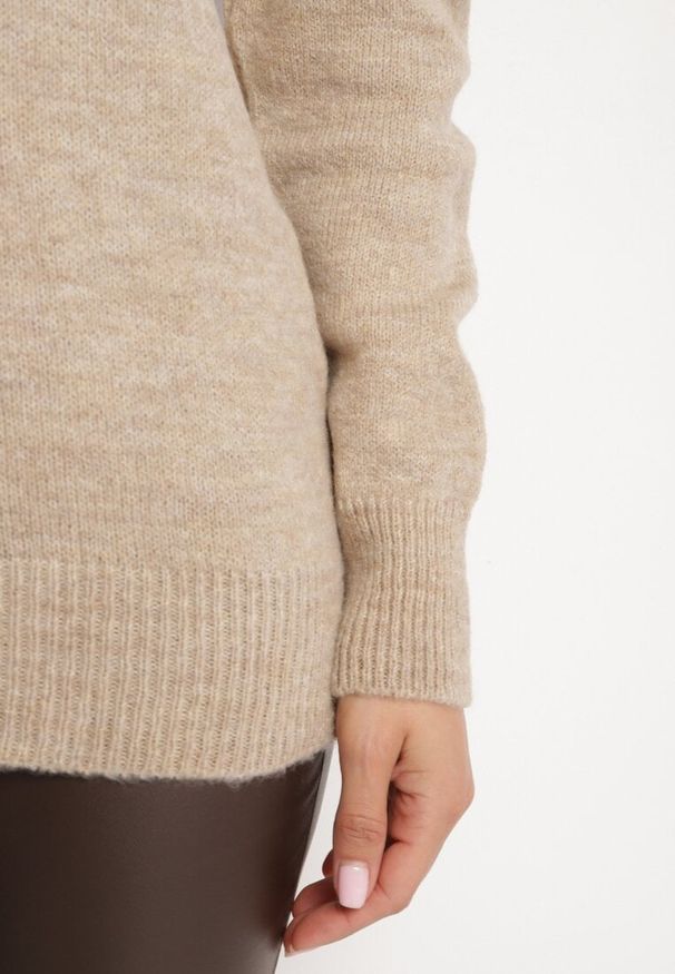 Born2be - Beżowy Sweter z Wywiniętym Dekoltem Parira. Kolor: beżowy. Długość rękawa: długi rękaw. Długość: długie. Wzór: aplikacja, bez wzorów. Styl: elegancki