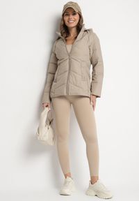 Born2be - Ciemnobeżowa Kurtka z Pikowanymi Przeszyciami i Odpinanym Kapturem Felanwen. Okazja: na co dzień. Kolor: beżowy. Materiał: jeans. Styl: casual, elegancki, sportowy #2