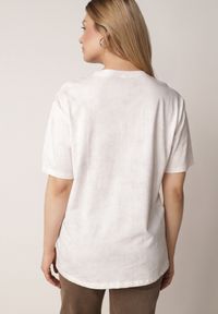 Born2be - Biały Oversizowy T-shirt z Bawełny Zdobiony Haftem z Cekinami Pidella. Okazja: na co dzień. Kolor: biały. Materiał: bawełna. Wzór: haft, aplikacja. Styl: casual, elegancki #5