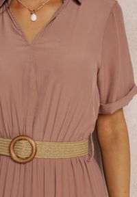 Renee - Różowa Sukienka Pelletier. Okazja: na randkę, na co dzień, na spacer. Typ kołnierza: dekolt w kształcie V. Kolor: różowy. Materiał: tkanina. Sezon: lato, wiosna. Typ sukienki: proste, rozkloszowane. Styl: klasyczny, casual, boho. Długość: maxi