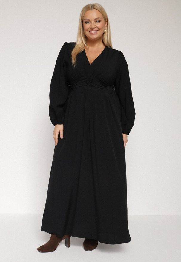 Born2be - Czarna Rozkloszowana Sukienka z Marszczeniem i Gumką w Pasie Fedorna. Okazja: na co dzień. Kolekcja: plus size. Kolor: czarny. Typ sukienki: dla puszystych. Styl: casual, elegancki