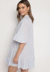 Born2be - Jasnoniebieska Bawełniana Sukienka z Haftowanej Tkaniny o Koszulowym Kroju z Falbanami Filidwena. Okazja: na co dzień. Typ kołnierza: kołnierzyk klasyczny. Kolor: niebieski. Materiał: tkanina, bawełna. Wzór: haft. Typ sukienki: koszulowe. Styl: klasyczny, casual, elegancki, boho #2