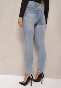 Renee - Niebieskie Jeansy o Fasonie Skinny z Postrzępionymi Nogawkami Quinte. Okazja: na co dzień. Kolor: niebieski. Styl: wizytowy, elegancki, casual #4