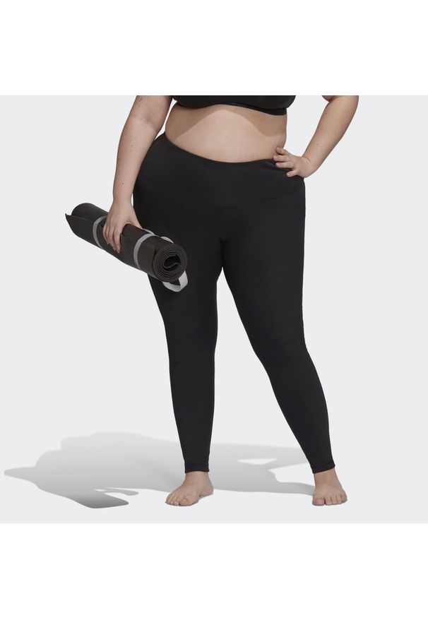 Adidas - Yoga Essentials High-Waisted Leggings (Plus Size). Kolekcja: plus size. Kolor: czarny. Materiał: materiał. Sport: joga i pilates