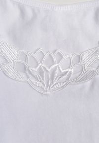 Born2be - Biały Bawełniany Top na Ramiączkach z Ozdobną Koronką przy Dekolcie Berlisa. Kolor: biały. Materiał: bawełna, koronka. Długość rękawa: na ramiączkach. Wzór: koronka #5