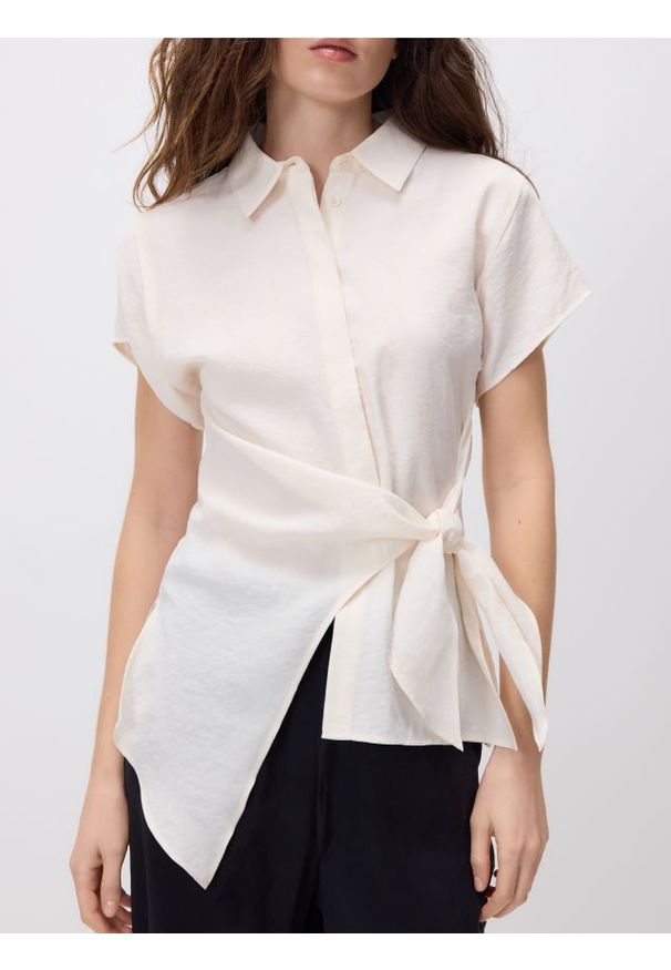 Reserved - Bluzka z modalem - złamana biel. Materiał: tkanina
