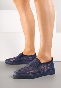 Renee - Granatowe Tenisówki z Koronkową Cholewką Fenvalia. Okazja: na co dzień. Kolor: niebieski. Materiał: koronka. Szerokość cholewki: normalna. Styl: casual