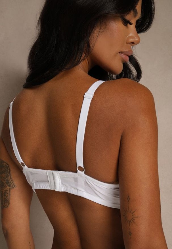 Renee - Biały Biustonosz Ozdobiony Koronką i Kokardkami Sellene. Kolor: biały. Materiał: koronka. Wzór: aplikacja, koronka