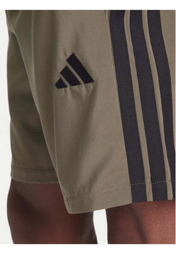 Adidas - adidas Szorty sportowe Essential 3-Stripes Chelsea JE6434 Khaki Regular Fit. Kolor: brązowy. Materiał: syntetyk. Styl: sportowy