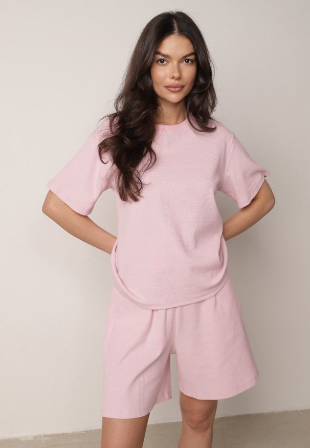 Born2be - Różowe Bawełniane Szorty Dresowe w Drobne Paseczki Wiązane na Sznurki Loregune. Okazja: do domu, na co dzień. Kolor: różowy. Materiał: bawełna, dresówka. Długość: krótkie. Wzór: gładki. Styl: elegancki, klasyczny, casual