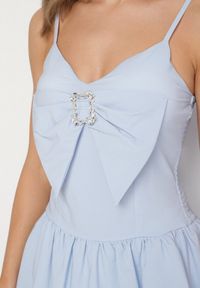 Born2be - Jasnoniebieska Sukienka Bombka na Cienkich Ramiączkach z Kokardą i Cyrkoniami Paliandria. Okazja: na imprezę. Typ kołnierza: kokarda. Kolor: niebieski. Długość rękawa: na ramiączkach. Wzór: aplikacja. Sezon: lato. Typ sukienki: bombki. Styl: elegancki #5